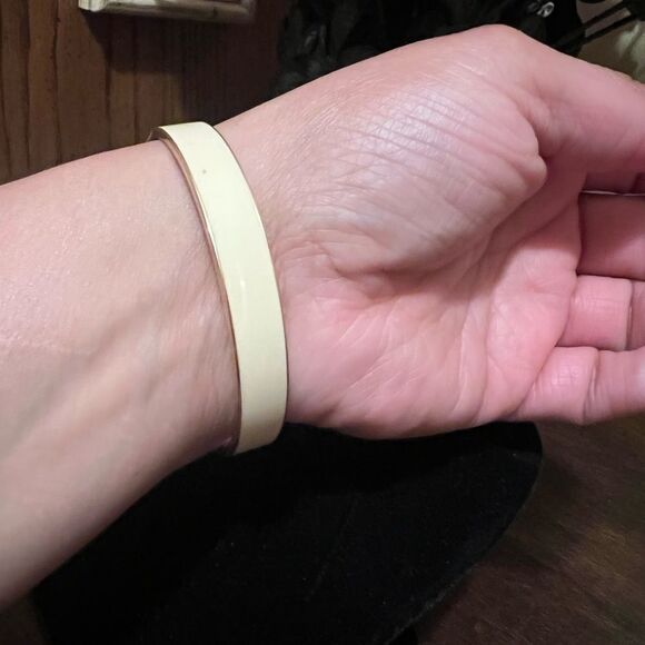 Vintage Mid Century Mod Crown Trifari Cream Enamel and Gold Tone Bracelet - Picture 2 of 4